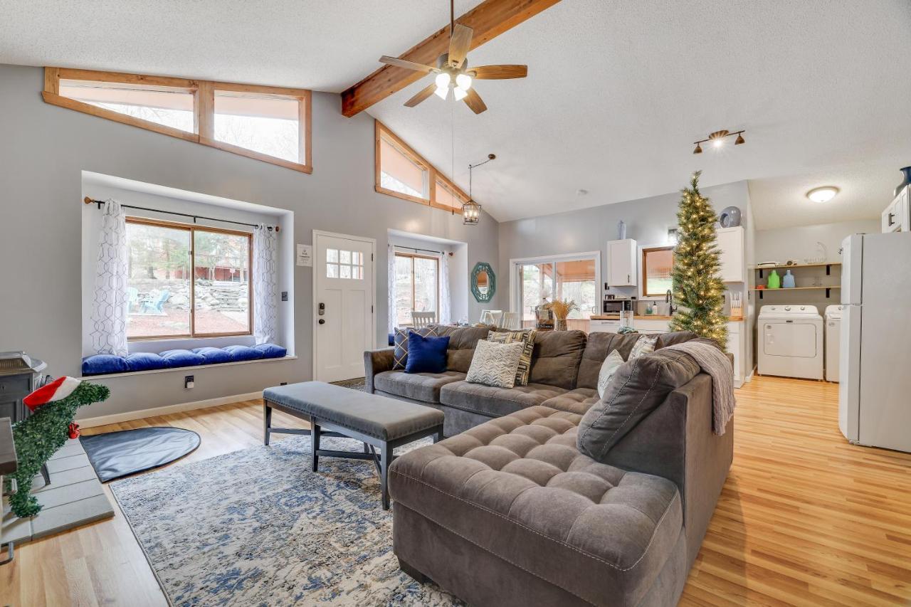 Premier Cozy Cabin - Free Amenities & Comm Indoor Pools ブッシュキル エクステリア 写真