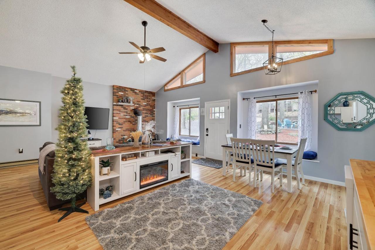 Premier Cozy Cabin - Free Amenities & Comm Indoor Pools ブッシュキル エクステリア 写真
