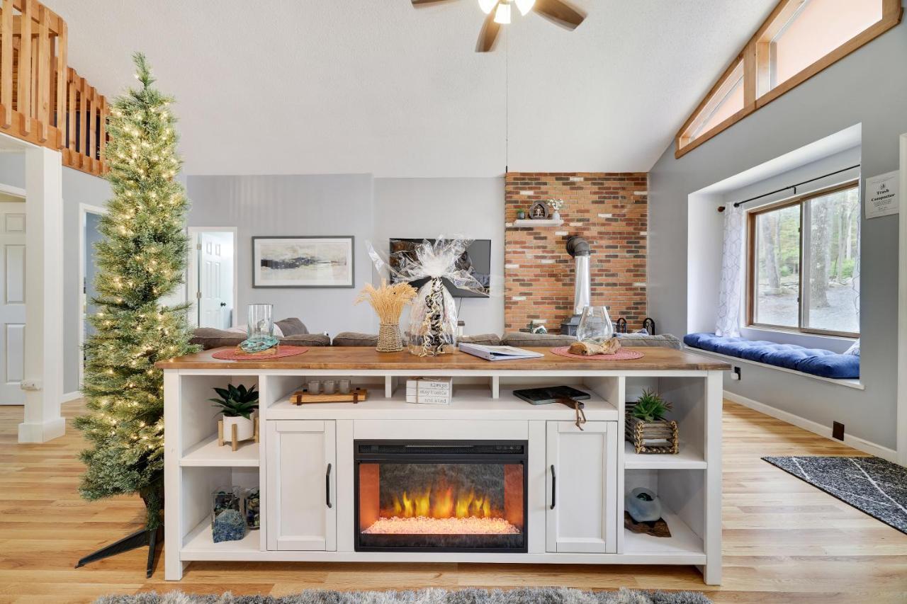 Premier Cozy Cabin - Free Amenities & Comm Indoor Pools ブッシュキル エクステリア 写真