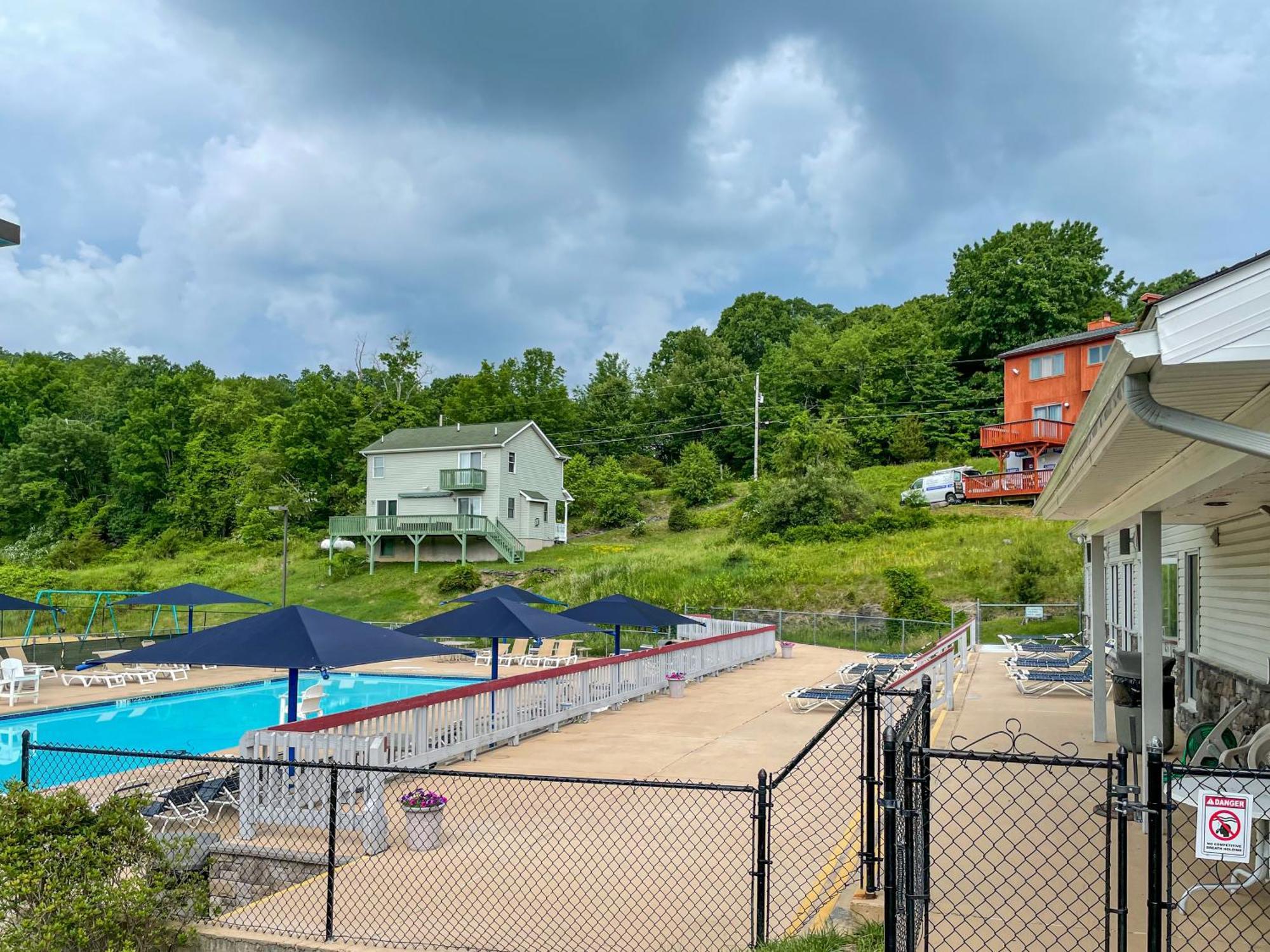 Premier Cozy Cabin - Free Amenities & Comm Indoor Pools ブッシュキル エクステリア 写真