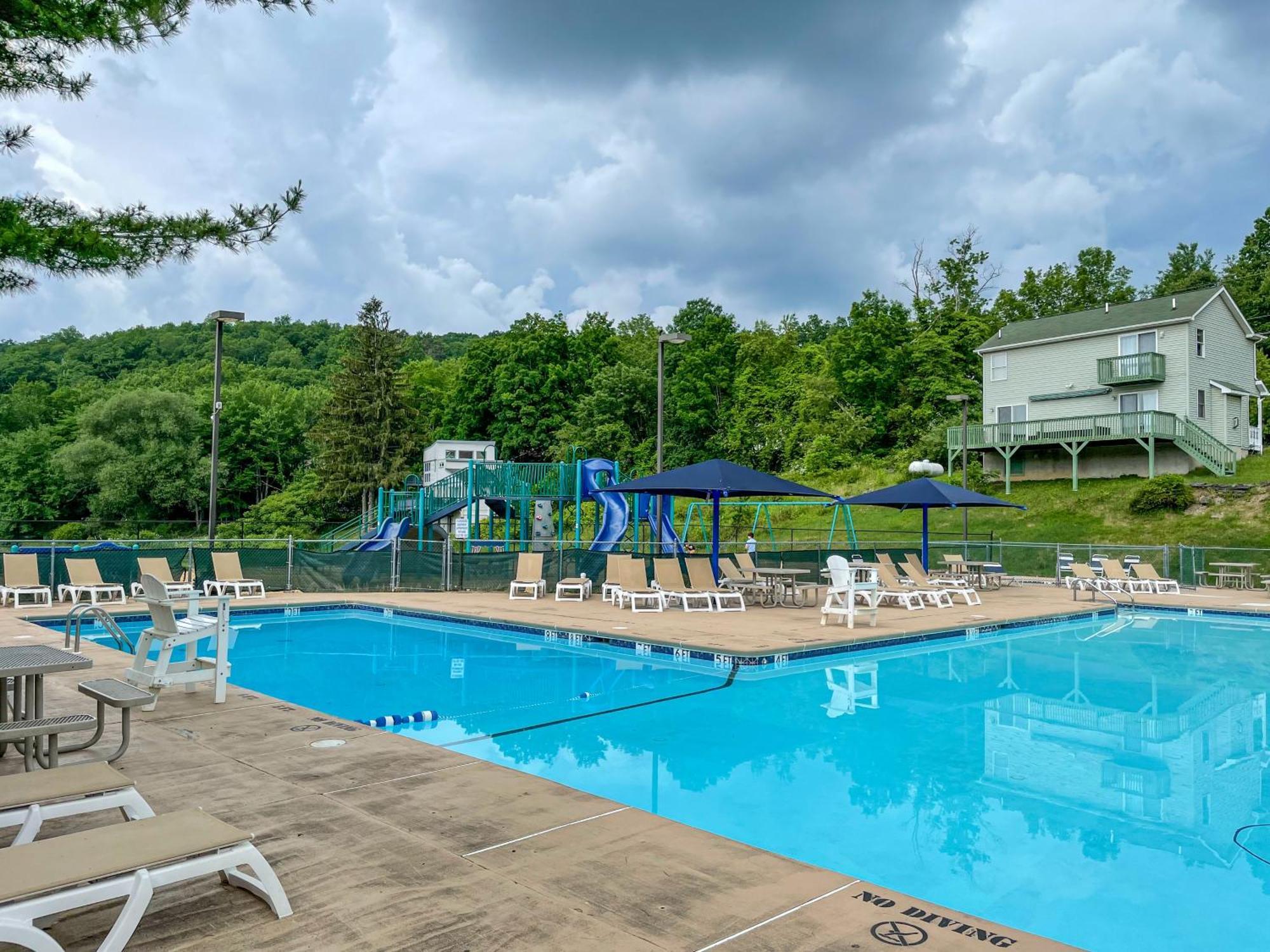 Premier Cozy Cabin - Free Amenities & Comm Indoor Pools ブッシュキル エクステリア 写真
