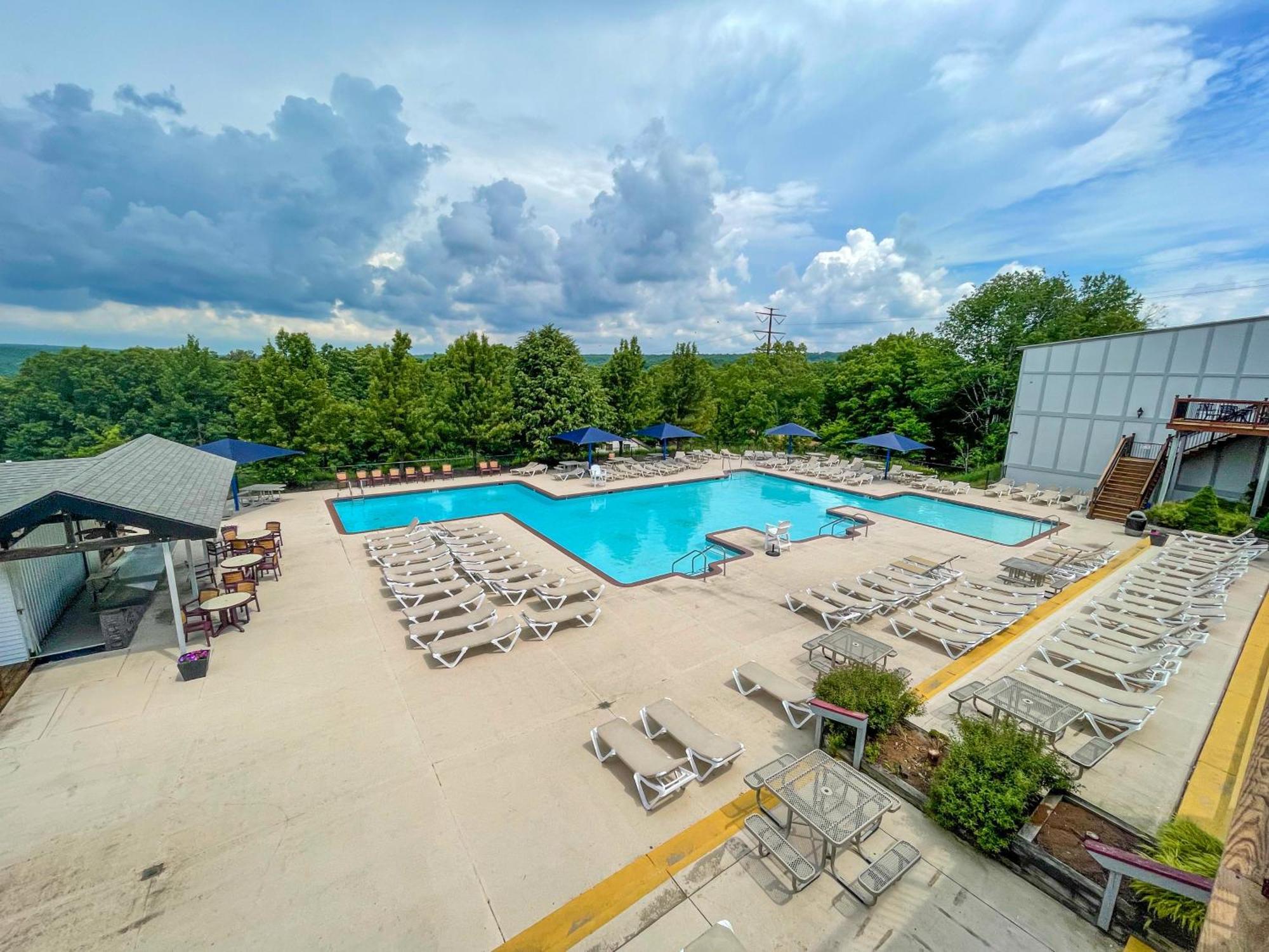 Premier Cozy Cabin - Free Amenities & Comm Indoor Pools ブッシュキル エクステリア 写真