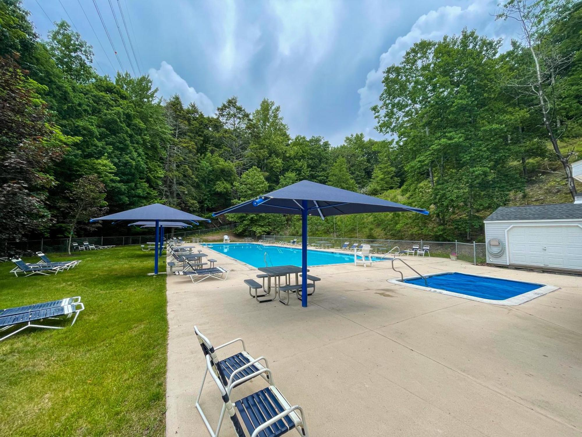 Premier Cozy Cabin - Free Amenities & Comm Indoor Pools ブッシュキル エクステリア 写真